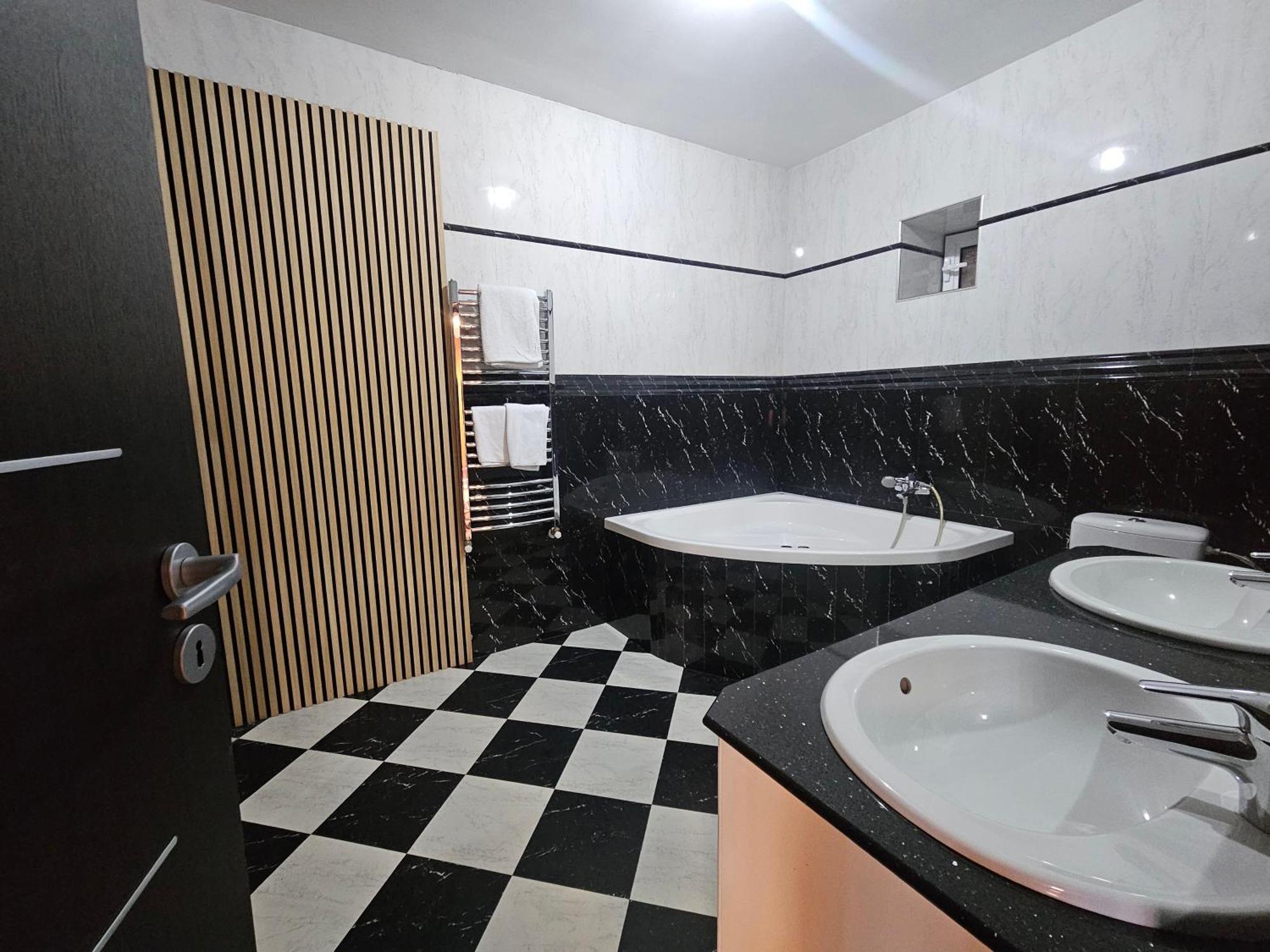 Simple Villa Rooms National Arena Self Check In Bukarest Exteriör bild